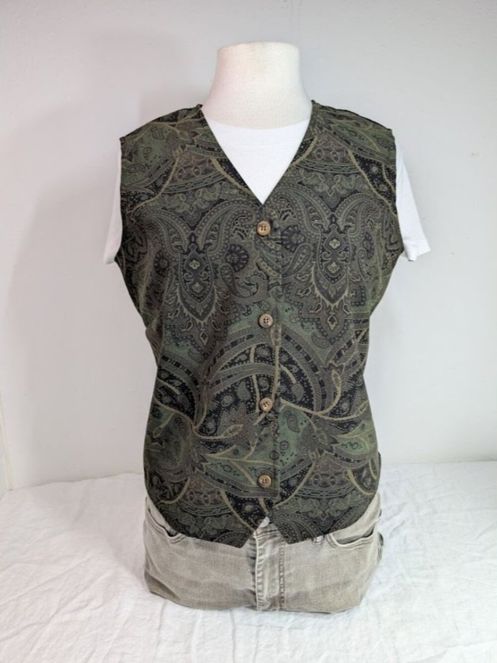Notations Clothing Co. women's size Medium green paisley vest button closure V10